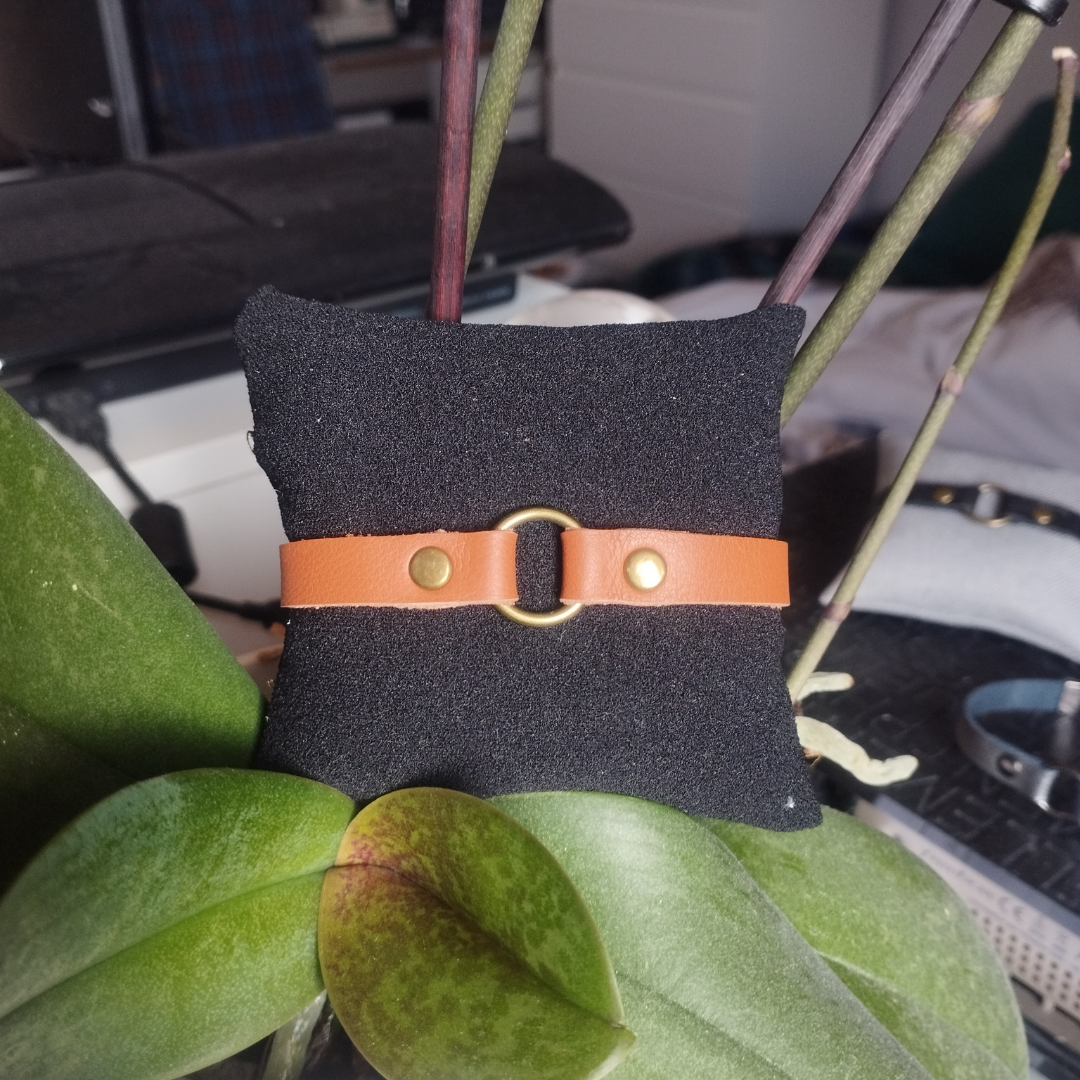 Bracelet minimaliste en cuir camel