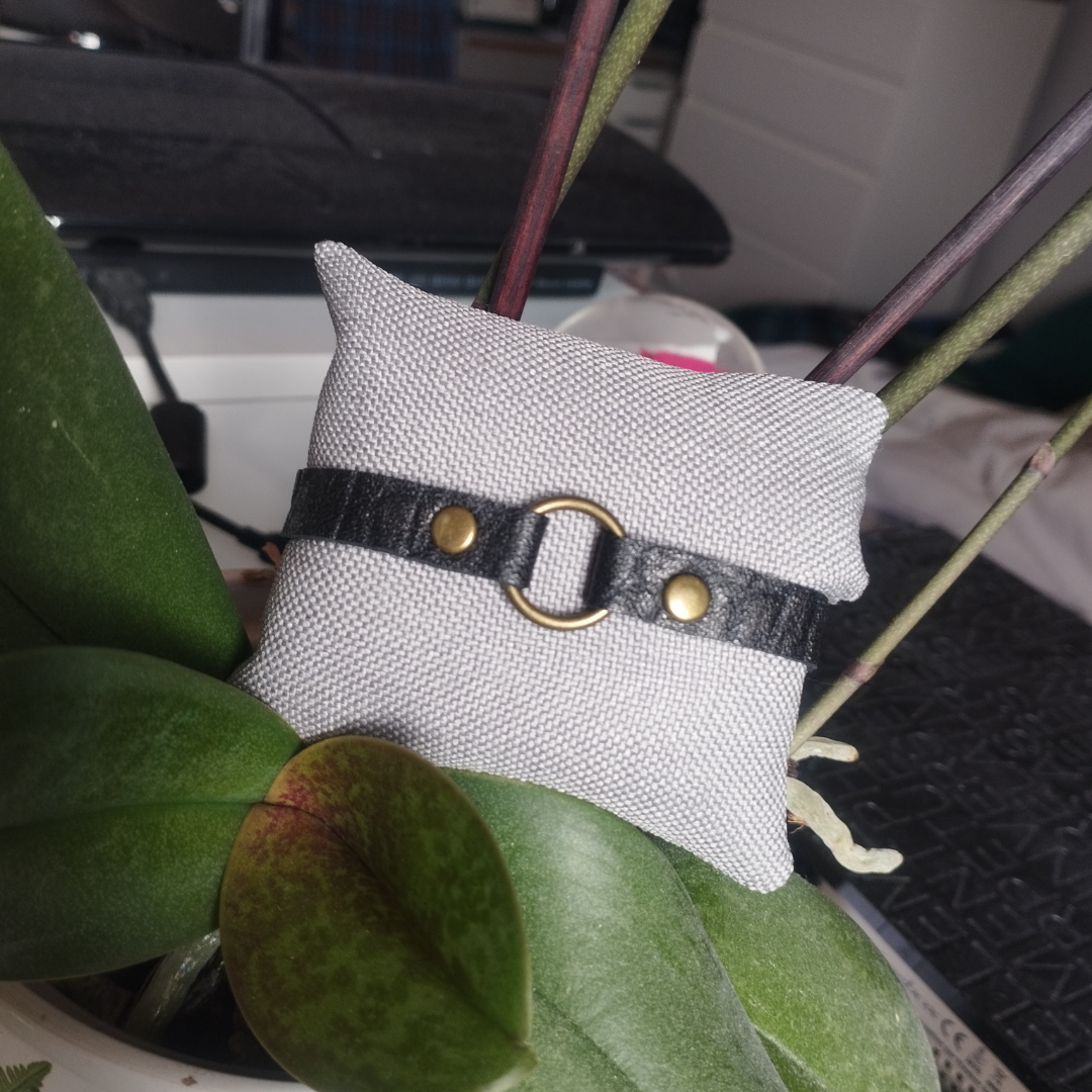 Bracelet minimaliste en cuir noir