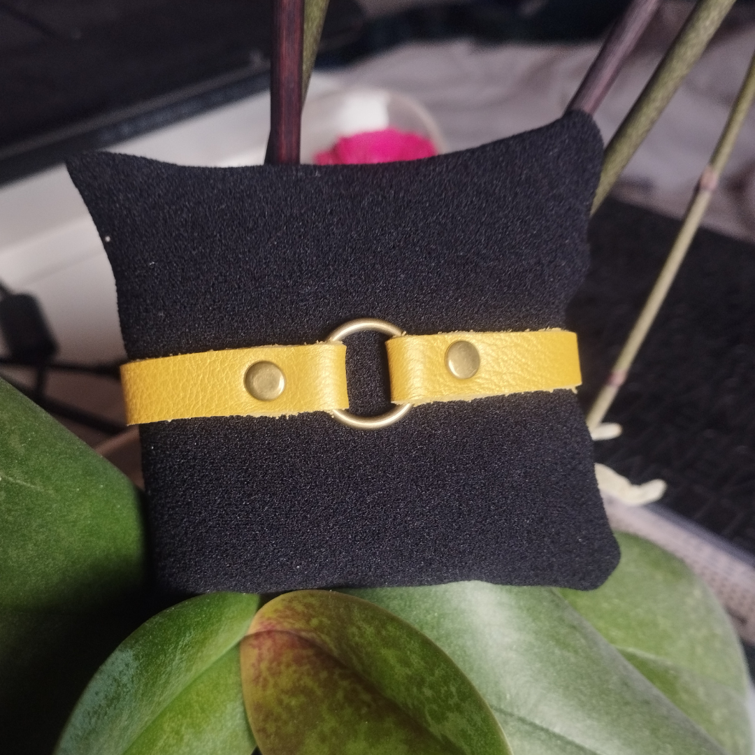 Bracelet minimaliste en cuir jaune