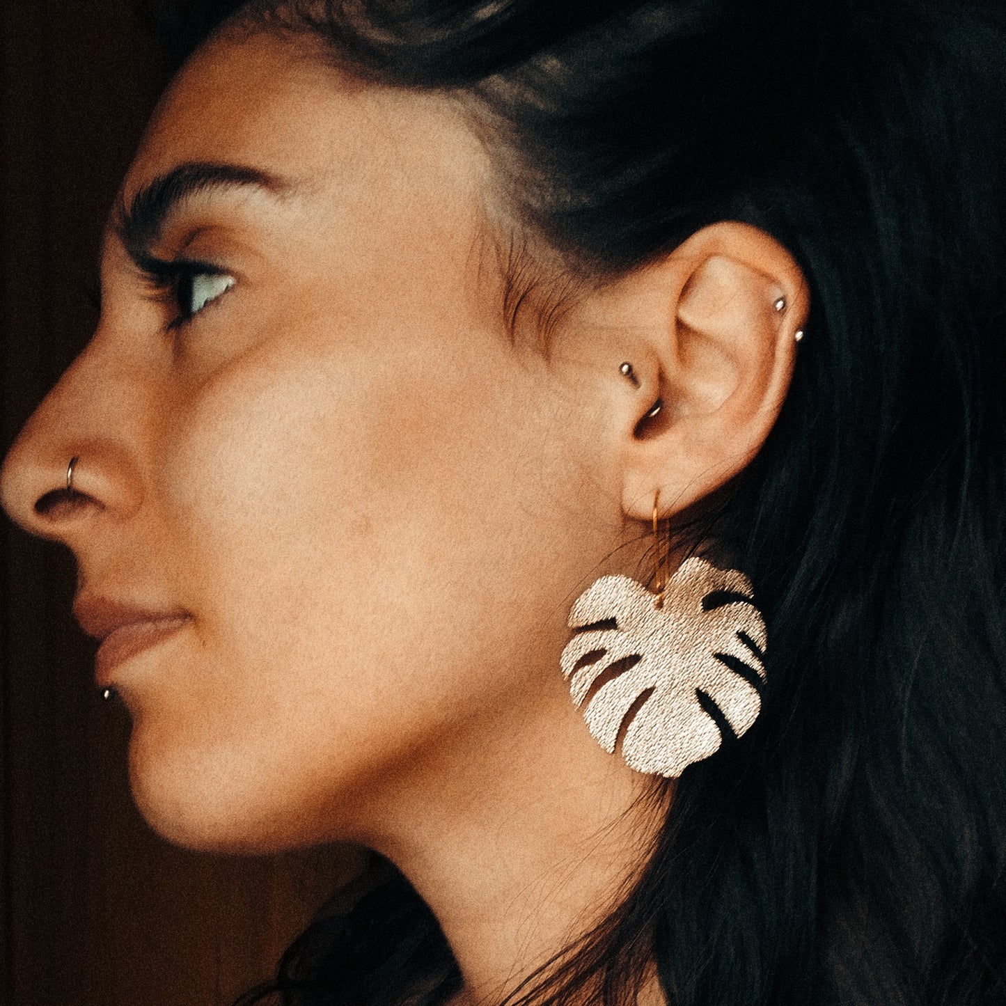 boucle d'oreille cuir doré monstera feuille jungle acier inoxydable doré