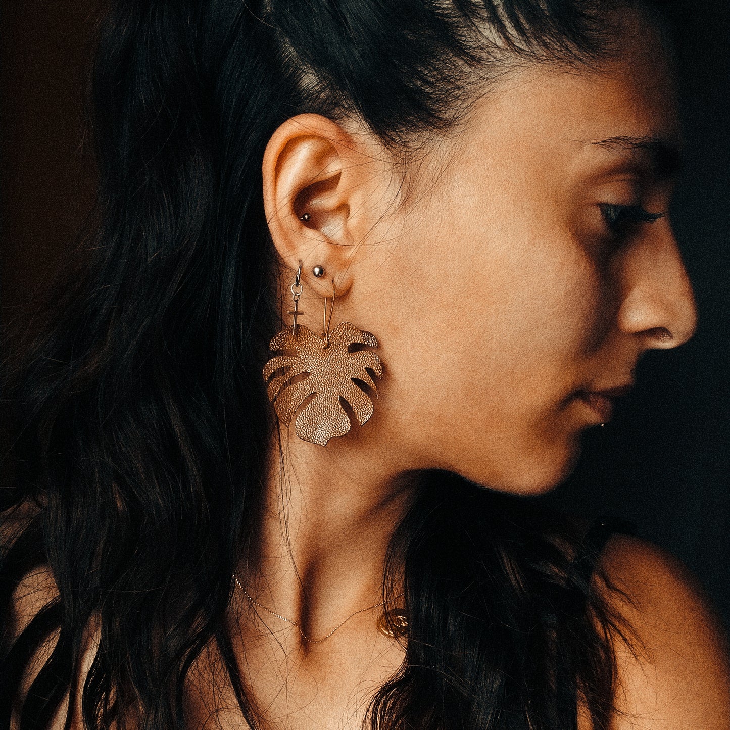 boucle d'oreille cuir doré monstera feuille jungle acier inoxydable doré