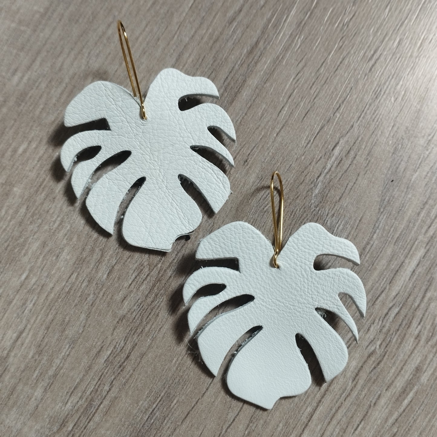 boucle d'oreille cuir blanc monstera feuille jungle acier inoxydable doré