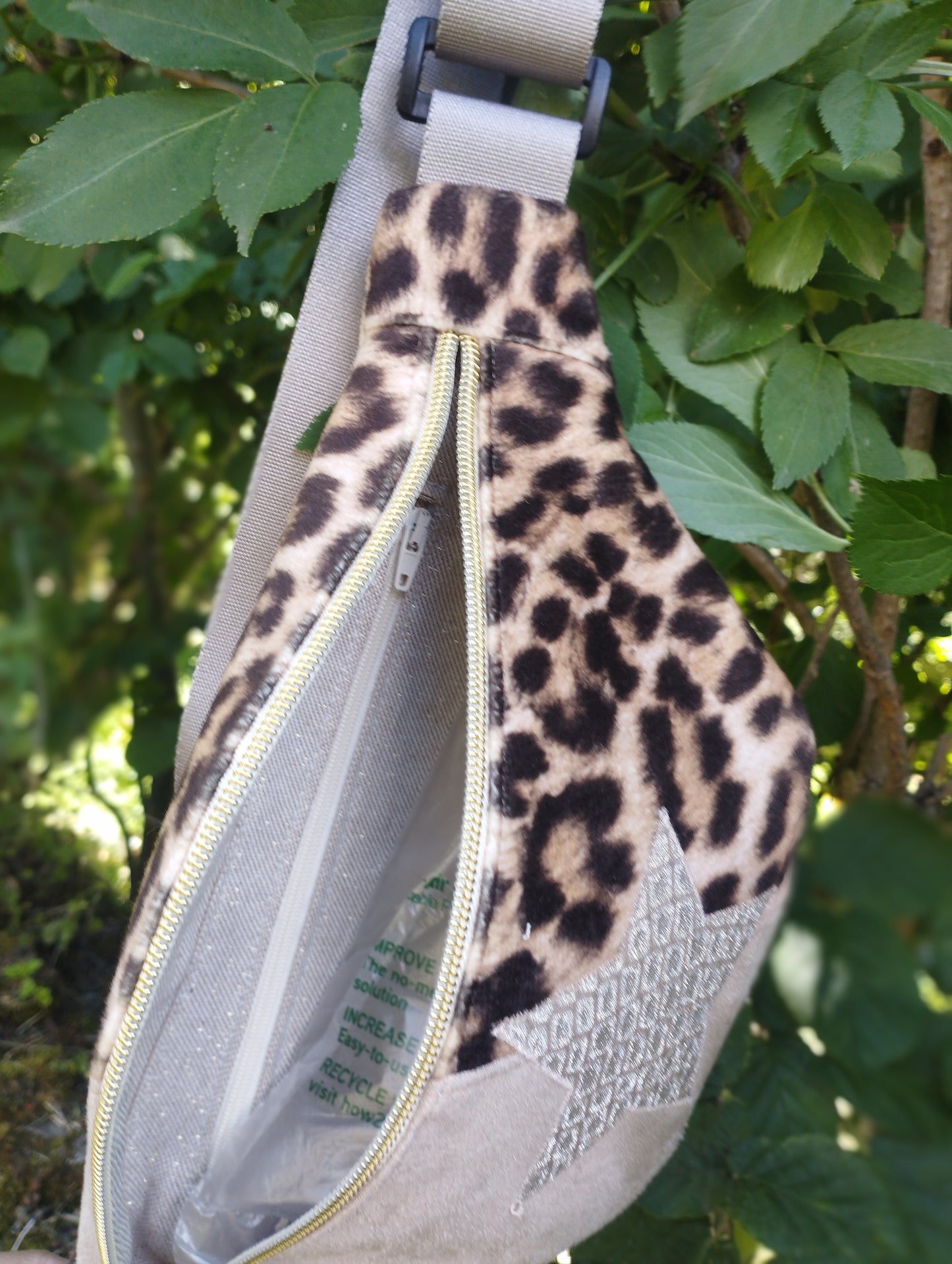 Sac banane léopard marron et beige sangle beige fermeture éclair doré coton étoile doré brillante paillette doublure coton brillant