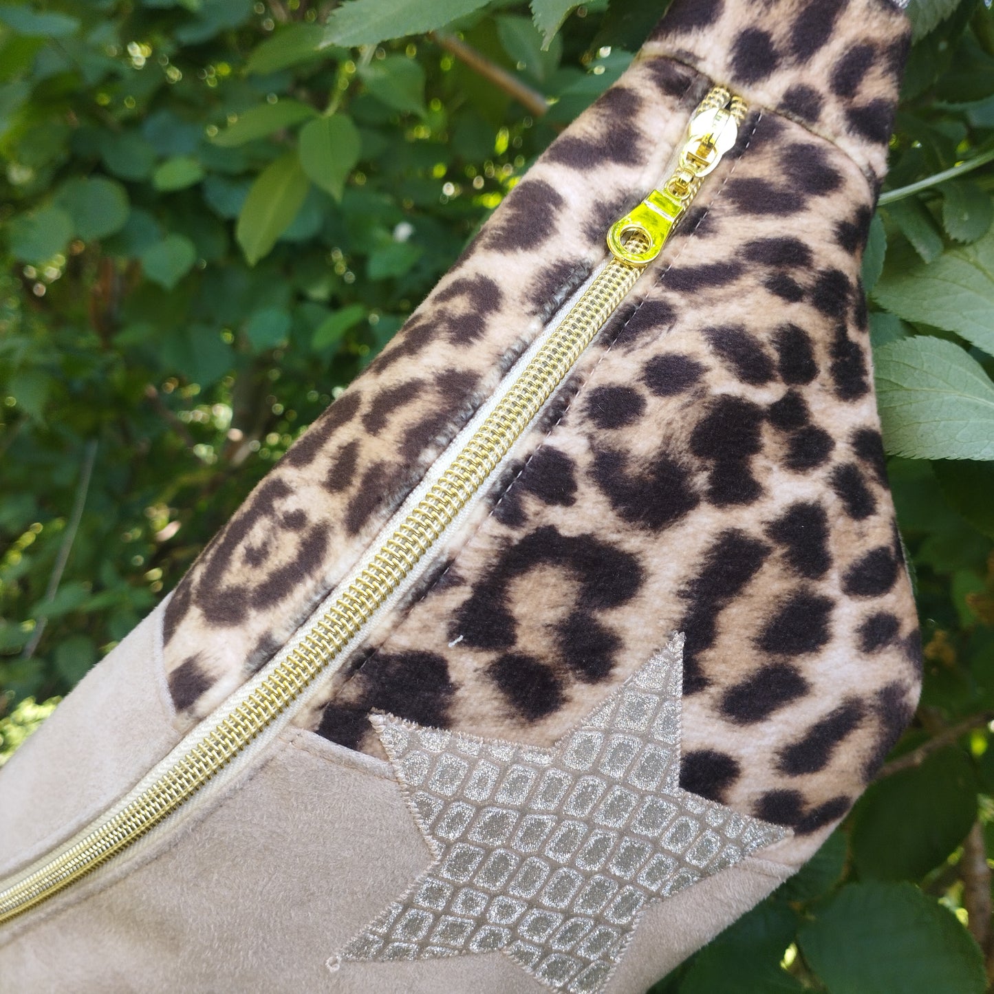 Sac banane léopard marron et beige sangle beige fermeture éclair doré coton étoile doré brillante paillette