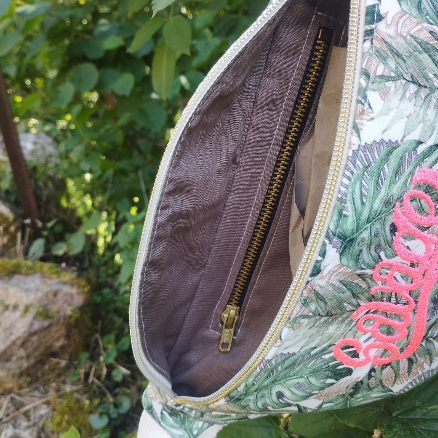 Sac banane broderie fluo rose broderie savage tissu jungle tissu monstera sangle coton beige fermeture éclair doré coton fermeture renforcé doublure taupe beige