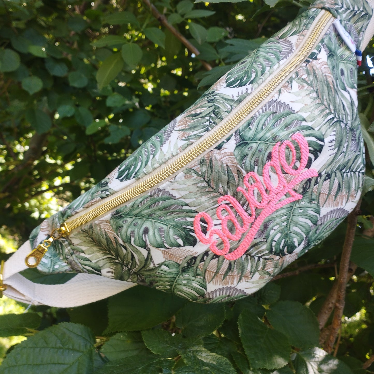 Sac banane broderie fluo rose broderie savage tissu jungle tissu monstera sangle coton beige fermeture éclair doré coton