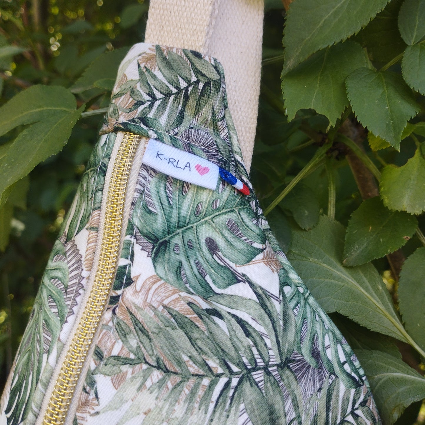Sac banane broderie fluo rose broderie savage tissu jungle tissu monstera sangle coton beige fermeture éclair doré coton