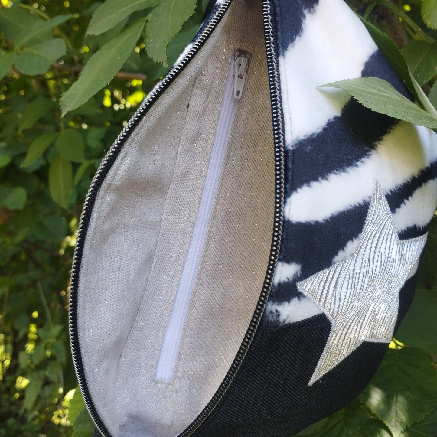 Sac banane zèbre noir et blanc sangle noir fermeture éclair argenté coton étoile argenté brillante paillette doublure coton beige fermeture intérieur