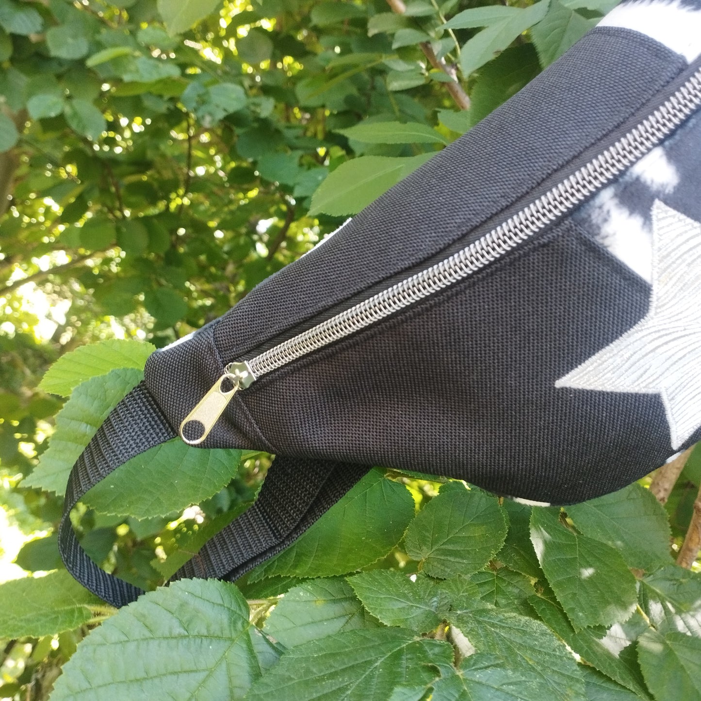 Sac banane zèbre noir et blanc sangle noir fermeture éclair argenté coton étoile argenté brillante paillette