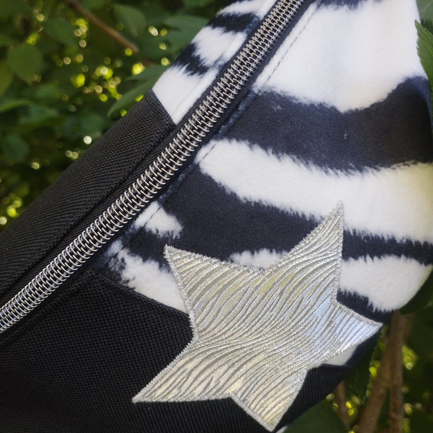 Sac banane zèbre noir et blanc sangle noir fermeture éclair argenté coton étoile argenté brillante paillette