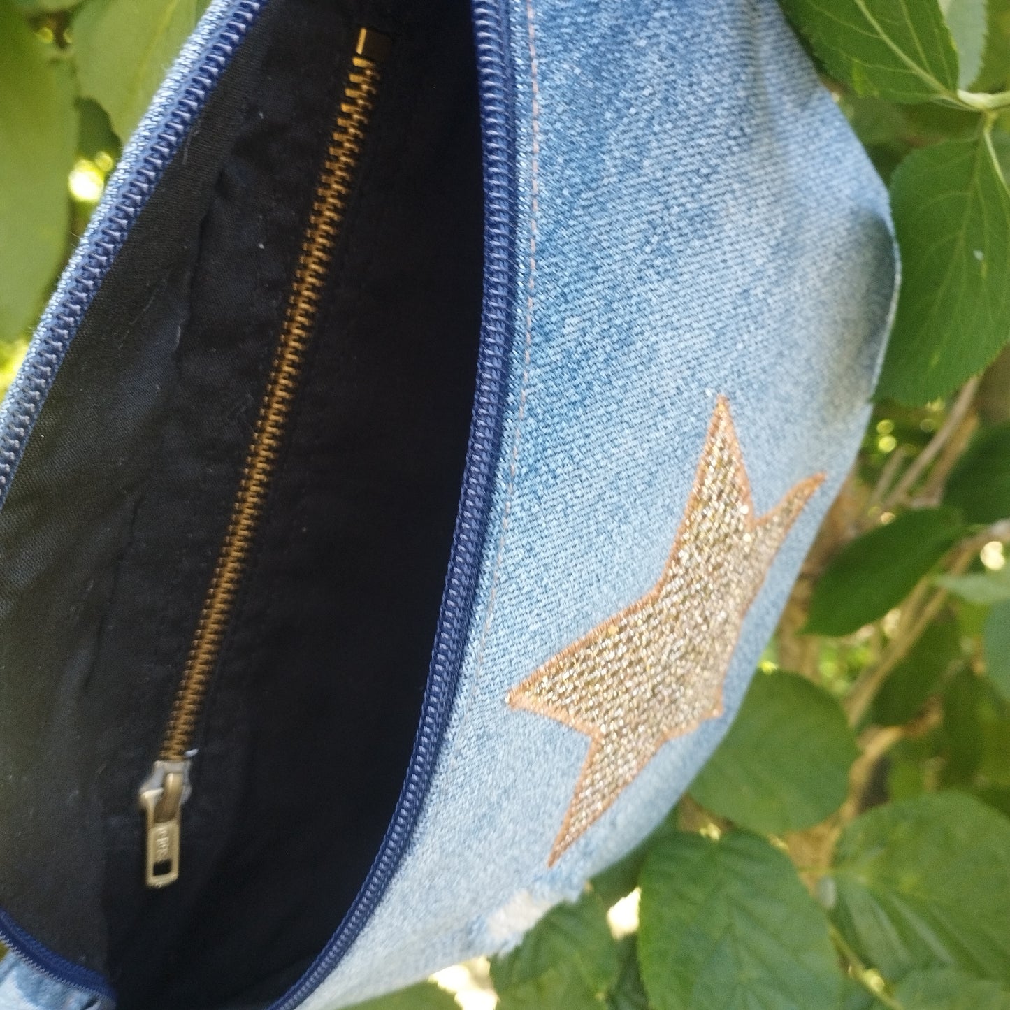 Sac banane jeans upcycling bleu jeans troué sangle noir fermeture éclair doré coton étoile doré brillante paillette fermeture éclaire renforcée doublure noir