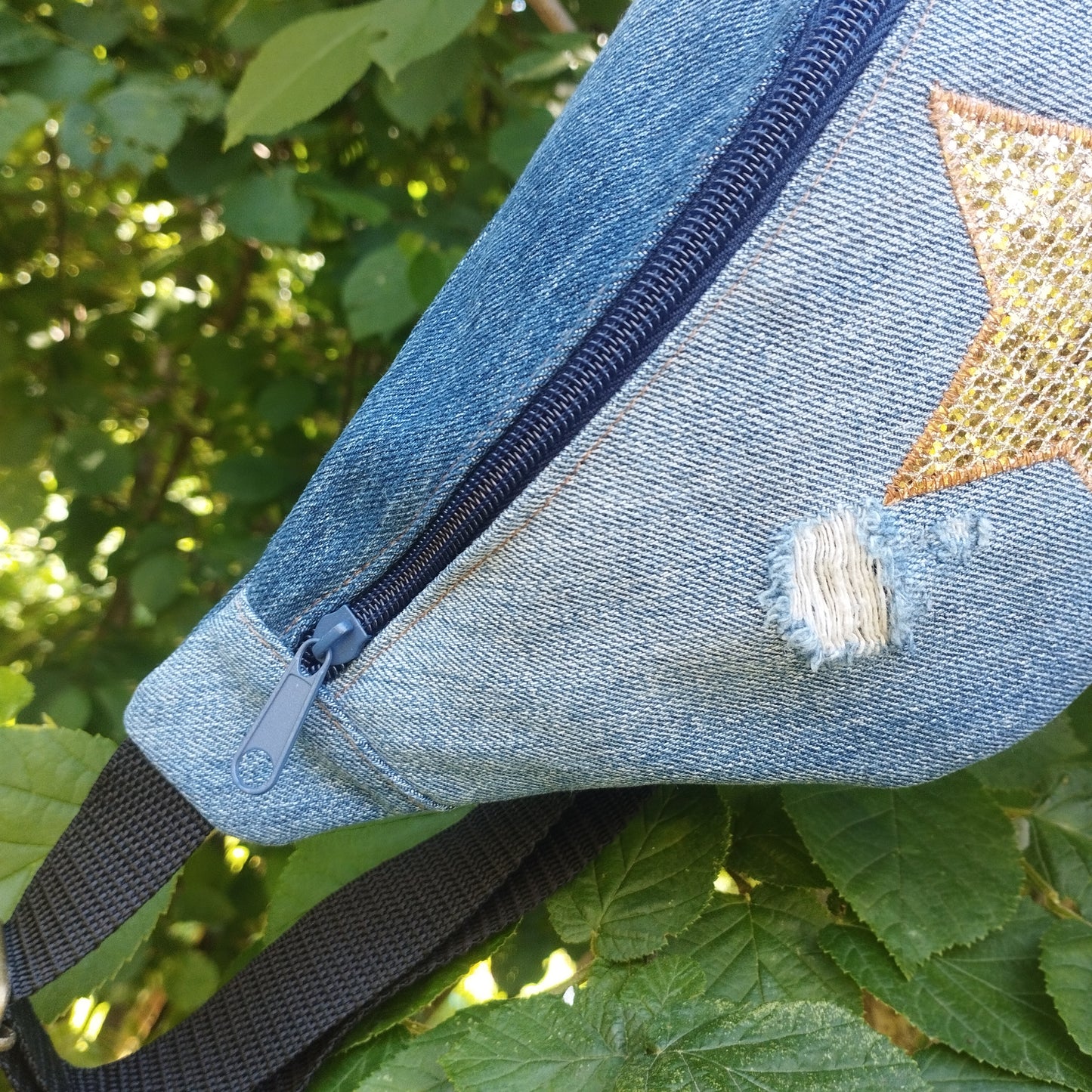 Sac banane jeans upcycling bleu jeans troué sangle noir fermeture éclair doré coton étoile doré brillante paillette