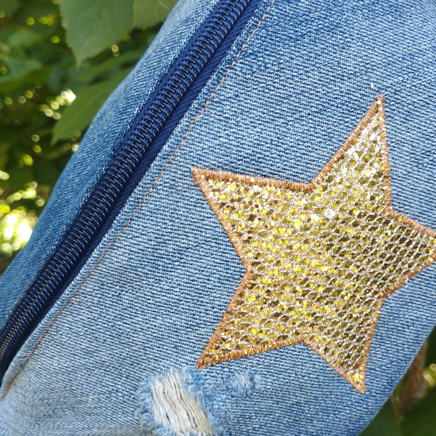 Sac banane jeans upcycling bleu jeans troué sangle noir fermeture éclair doré coton étoile doré brillante paillette