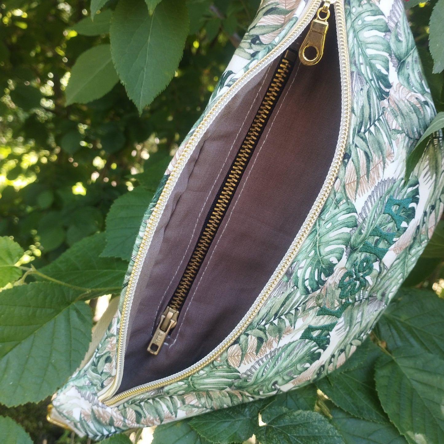 Sac banane broderie verte broderie aloha tissu jungle tissu monstera sangle coton beige fermeture éclair doré coton poche intérieur fermeture renforcé