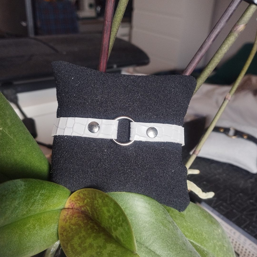 Bracelet minimaliste en cuir gris texturé