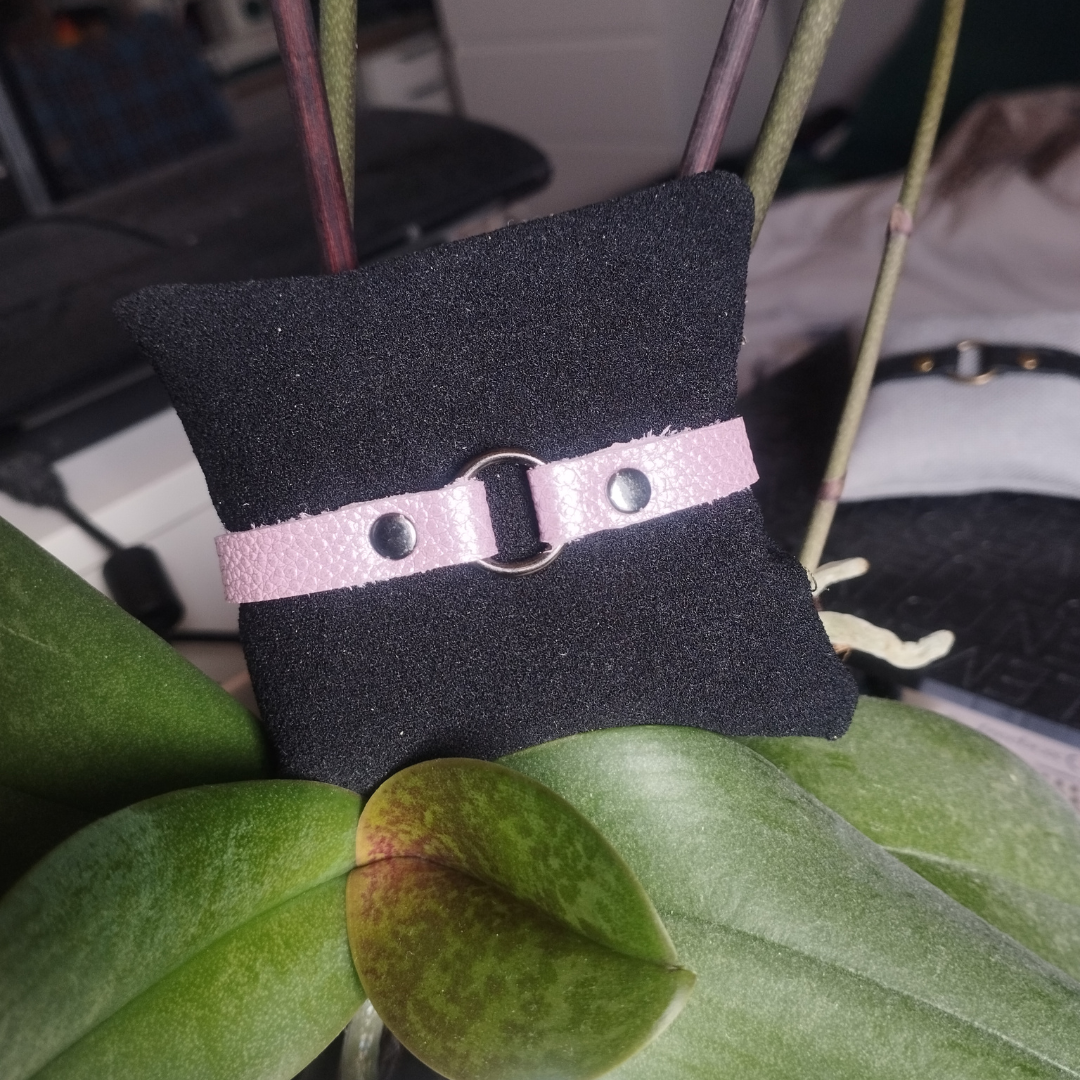 Bracelet minimaliste en cuir rose