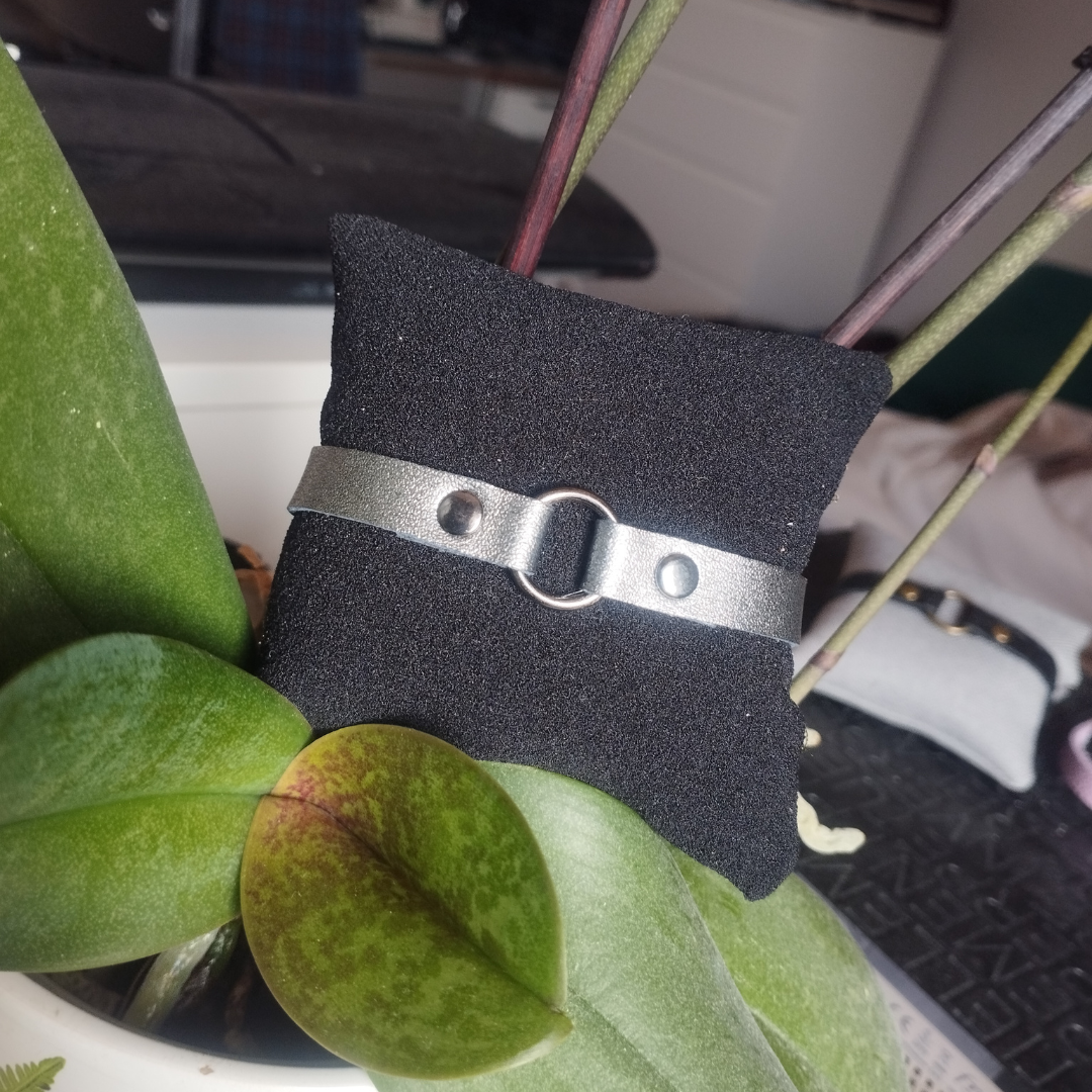 Bracelet minimaliste en cuir argenté