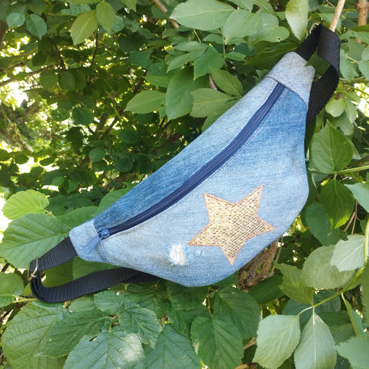 Sac banane jeans upcycling bleu jeans troué sangle noir fermeture éclair doré coton étoile doré brillante paillette 